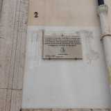 Ma � arrivato il momento di entrare. Lo facciamo da via San Francesco d�Assisi attraverso il portone di sinistra in legno, al cui lato � affissa una targa: ricorda il periodo in cui il politico Aldo Moro lavor� nell�edificio come sostituto procuratore